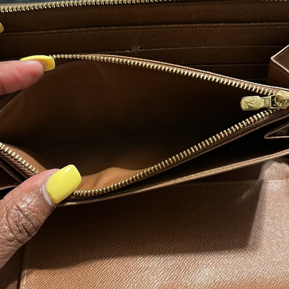 AUTHENTIC LOUIS VUITTON ZIPPY WALLET - Picture 7 of 17